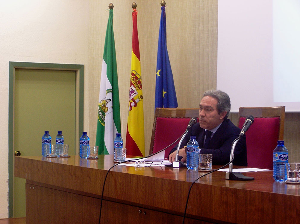 Jorge Alcántara explica a universitario el trabajo de gestor administrativo