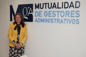 Virginia Martín posa junto al cartel de la Mutualidad